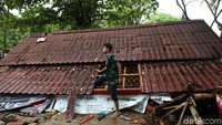 Sejumlah atap rumah juga roboh.
