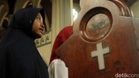 Umat muslim tampak mengunjungi Gereja Katedral, Jakarta, Minggu (23/12/2018).