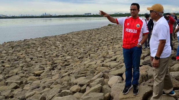 Gubernur DKI Jakarta Anies Baswedan saat peletakan batu pertama Jalur 'Jalan sehat dan sepeda santai' (Jalasena) di Pulau Maju, Jakarta, Minggu (23/12). Pemprov DKI berharap nantinya pantai Maju menjadi pantai publik yang dapat di akses masyarakat seluas-luasnya secara gratis.