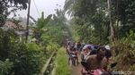 Potret Warga Carita Ramai-ramai ke Bukit karena Ada Sirine Meraung