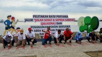 Gubernur DKI Jakarta Anies Baswedan didampingi Direktur Utama PT Jakarta Propertindo (Jakpro) Dwi Wahyu Daryoto, Sekretaris Jenderal Dewan Ketahanan Nasional R.I Letjen TNI Doni Monardo, Sekretaris Daerah DKI Jakarta Saefullah saat pelaksanaan Groundbreaking Peletakan Batu Pertama Pembangunan Jalur Jalan Sehat dan Sepeda Santai (Jalasena) dan Penanaman Pohon Bersama di Kawasan Pantai Kita dan Pantai Maju, Jakarta Utara Minggu (23/12/2018). Foto: dok. Pemprov DKI