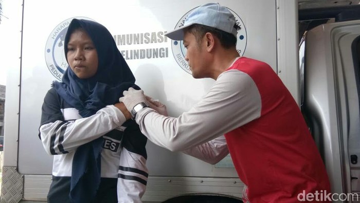 Salah seorang anak mendapat imunisasi (Foto: Ardian Fanani/detikHealth) Salah seorang anak mendapat imunisasi (Foto: Ardian Fanani/detikHealth)