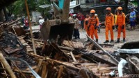 Proses evakuasi puing-puing tersebut berlangsung di Desa Sambolo, kabupaten Pandeglang, Banten, Minggu (23/12/2018).