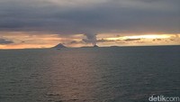 Anak Gunung Krakatau saat erupsi tempak jelas di Selat Sunda. Pada Sabtu (22/12) sekitar pukul 18.00 WIB. (Iqbal-detik)