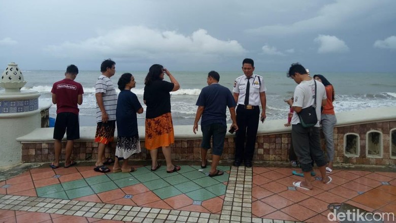 Pascatsunami Wisatawan Tetap Bersantai Di Pantai Anyer