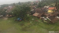 Cuaca di lokasi hujan disertai angin kencang (Foto: Ibnu Hariyanto/detikcom)