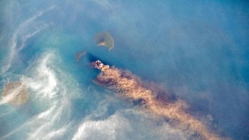 Pada pukul 21.03, WIB terjadi letusan, selang beberapa lama ada info tsunami. Pertanyaannya apakah tsunami tersebut ada kaitannya dengan aktivitas letusan, hal ini masih didalami, demikian keterangan PVMBG. Foto: NASA