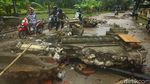 Polisi Bersihkan Puing Bangunan yang Hancur Kena Tsunami Anyer