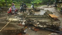 Beginilah kondisi terkini di lokasi sepanjang jalan kawasan pantai Anyer akibat tersapu Tsunami Anyer.