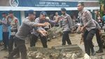 Polisi Bersihkan Puing Bangunan yang Hancur Kena Tsunami Anyer
