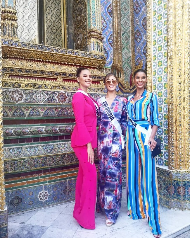 Saat mengikuti Miss Universe 2018 di Bangkok, Thailand, beberapa waktu lalu, Catriona sempat memakai setelan lengkap dengan blazer. Siluet feminin dan warna fuchsia menjaga penampilan Catriona tetap lady-like. Foto: Instagram/@catriona_gray