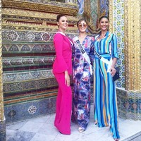 Saat mengikuti Miss Universe 2018 di Bangkok, Thailand, beberapa waktu lalu, Catriona sempat memakai setelan lengkap dengan blazer. Siluet feminin dan warna fuchsia menjaga penampilan Catriona tetap lady-like. Foto: Instagram/@catriona_gray