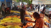Kantong-kantong jenazah itu berwarna kuning dan oranye. Nampak aparat polisi maupun TNI juga ada di sekitar lokasi. (Bahtiar Rivai/detikcom)