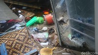 Warung-warung disekitar pantai hanya menyisakan puing.