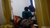 Para korban mengalami luka-luka yang cukup serius.