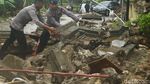 Polisi Bersihkan Puing Bangunan yang Hancur Kena Tsunami Anyer