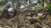 Beginilah kondisi reruntuhan puing yang menutup jalan dan dibersihkan oleh para aparat kepolisian dan warga masyarakat.