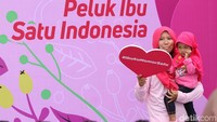 Para ibu tak mau melewatkan kesempatan untuk mengabadikan momen bersama buah hati mereka.