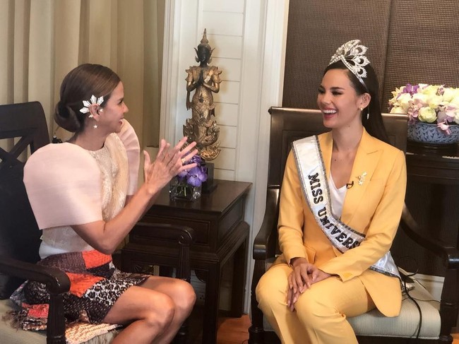 Setelan lagi-lagi dipilih Catriona, kali ini untuk sesi wawancaranya dengan sebuah stasiun TV setelah terpilih sebagai Miss Universe 2018. Dengan kepala bermahkotakan tiara Mikimoto, perempuan 24 tahun itu berbalut setelan kuning pastel. Foto: Instagram/@catriona_gray