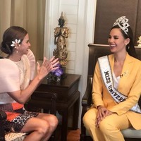 Setelan lagi-lagi dipilih Catriona, kali ini untuk sesi wawancaranya dengan sebuah stasiun TV setelah terpilih sebagai Miss Universe 2018. Dengan kepala bermahkotakan tiara Mikimoto, perempuan 24 tahun itu berbalut setelan kuning pastel. Foto: Instagram/@catriona_gray