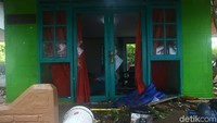 Kaca-kaca rumah langsung pecah pasca diterjang tsunami.