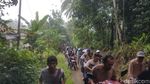 Potret Warga Carita Ramai-ramai ke Bukit karena Ada Sirine Meraung