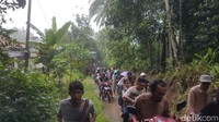 Pantauan detikcom, Minggu (23/12/2018), sekitar pukul 12.15 WIB, polisi mengeluarkan sirine. Warga yang tadinya di tepi pantai pun disuruh menuju dataran tinggi. (Foto: Bahtiar Rifai/detikcom)
