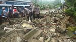 Polisi Bersihkan Puing Bangunan yang Hancur Kena Tsunami Anyer