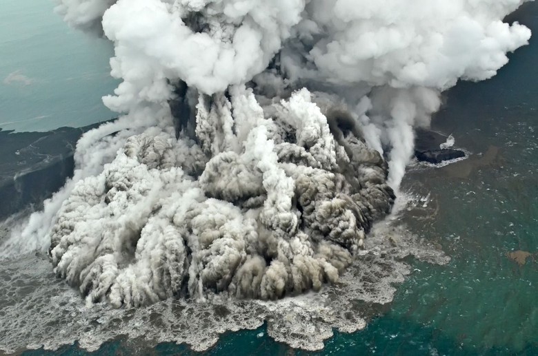 Longsor Gunung Anak Krakatau Diperkirakan Seluas 64 Hektare Longsor Gunung Anak Krakatau Diperkirakan Seluas 64 Hektare
