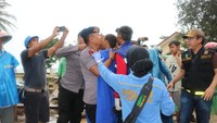 Bocah laki-laki itu lalu diselimuti handuk (Foto: Dok. Mabes Polri)