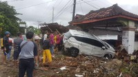 Mobil lain yang terseret hingga ke bawah sebuah gapura. (Bahtiar/detikcom)
