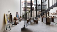 Ketika masuk ke dalam, terdapat ruang tamu yang luas dengan furnitur berdesain klasik serta ruang makan dan dapur. Foto: dezeen.com
