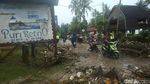 Polisi Bersihkan Puing Bangunan yang Hancur Kena Tsunami Anyer