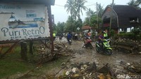  Pembersihan jalan ini dilakukan aparat Kepolisian untuk membuka akses menuju daerah yang terimbas tsunami di daerah Anyer.