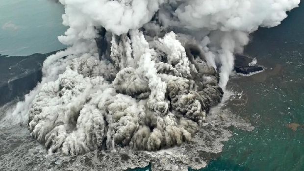 Gunung Anak Krakatau pada 23 Desember 2018 / 