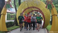 Berlari sejauh 10km dengan menggunakan atribut santa tentu menjadi sangat menyenangkan karena unik. (Foto: Kireina/detikHealth) 