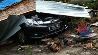 BMKG menyatakan musibah yang terjadi di Anyer, Banten adalah gabungan dari gelombang tinggi dan tsunami. Foto: Grandyos Zafna