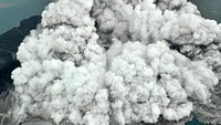 Beginilah kepulan abu erupsi yang keluar dari lambung Gunung Anak Krakatau di perasiran Selat Sunda. Foto: dok. Susi Air