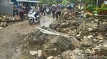 Polisi Bersihkan Puing Bangunan yang Hancur Kena Tsunami Anyer