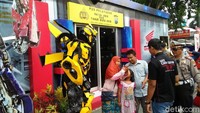 Selain pos yang menyerupai kebun binatang, ada pula pos yang bernuansa Bus Tayo, Bus Suroboyo hingga pos berhiaskan robot Bumblebee di Taman Bungkul.
