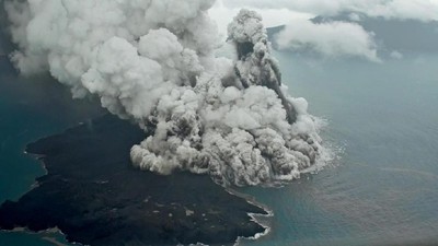 Ngeriii! Begini Kepulan Abu Erupsi Gunung Anak Krakatau