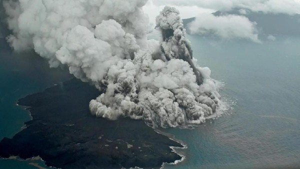 Ngeriii! Begini Kepulan Abu Erupsi Gunung Anak Krakatau