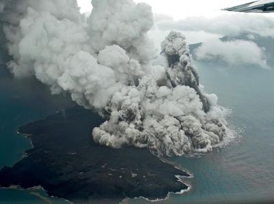 Ngeriii! Begini Kepulan Abu Erupsi Gunung Anak Krakatau