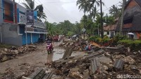 Tampak jalanan dipenuhi kayu-kayu dan bebatuan (Foto: Bahtiar Rifai/detikcom)