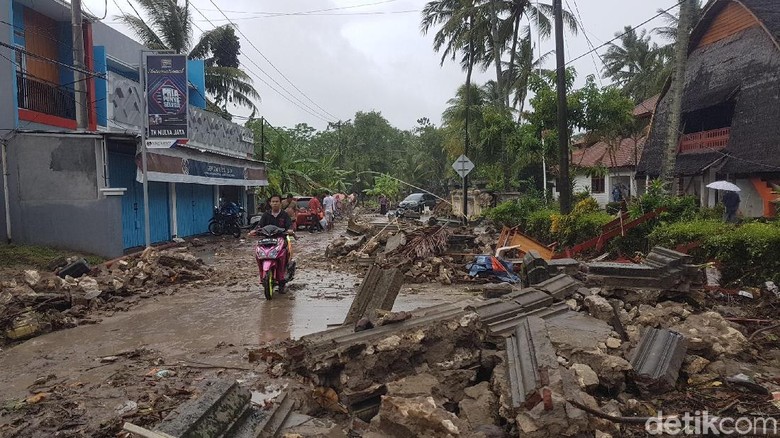  Tsunami  Anyer Warga Tanjung  Lesung  Bertahan di Pengungsian