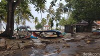 Rumah dan bangunan-bangunan rusak dan beberapa tenda di pinggir pantai rata dengan tanah (Foto: Bahtiar Rifai/detikcom)