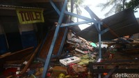 Sejumlah fasilitas umum seperti toilet terlihat luluh lantah.