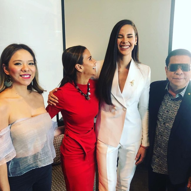 Catriona dalam balutan setelan putih tanpa dalaman yang mempertegas aura seksi perempuan asal Filipina ini. Foto: Instagram/@catriona_gray