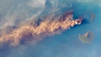 Gunung Anak Krakatau sedang diteliti apakah aktivitasnya tersebut yang membuat gelombang tsunami di selat Sunda hingga menerja pesisir Anyer, Banten dan Lampung pada Sabtu malam (22/12). Foto: NASA