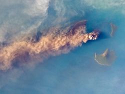 Melongok Wajah Anak Krakatau dari Antariksa